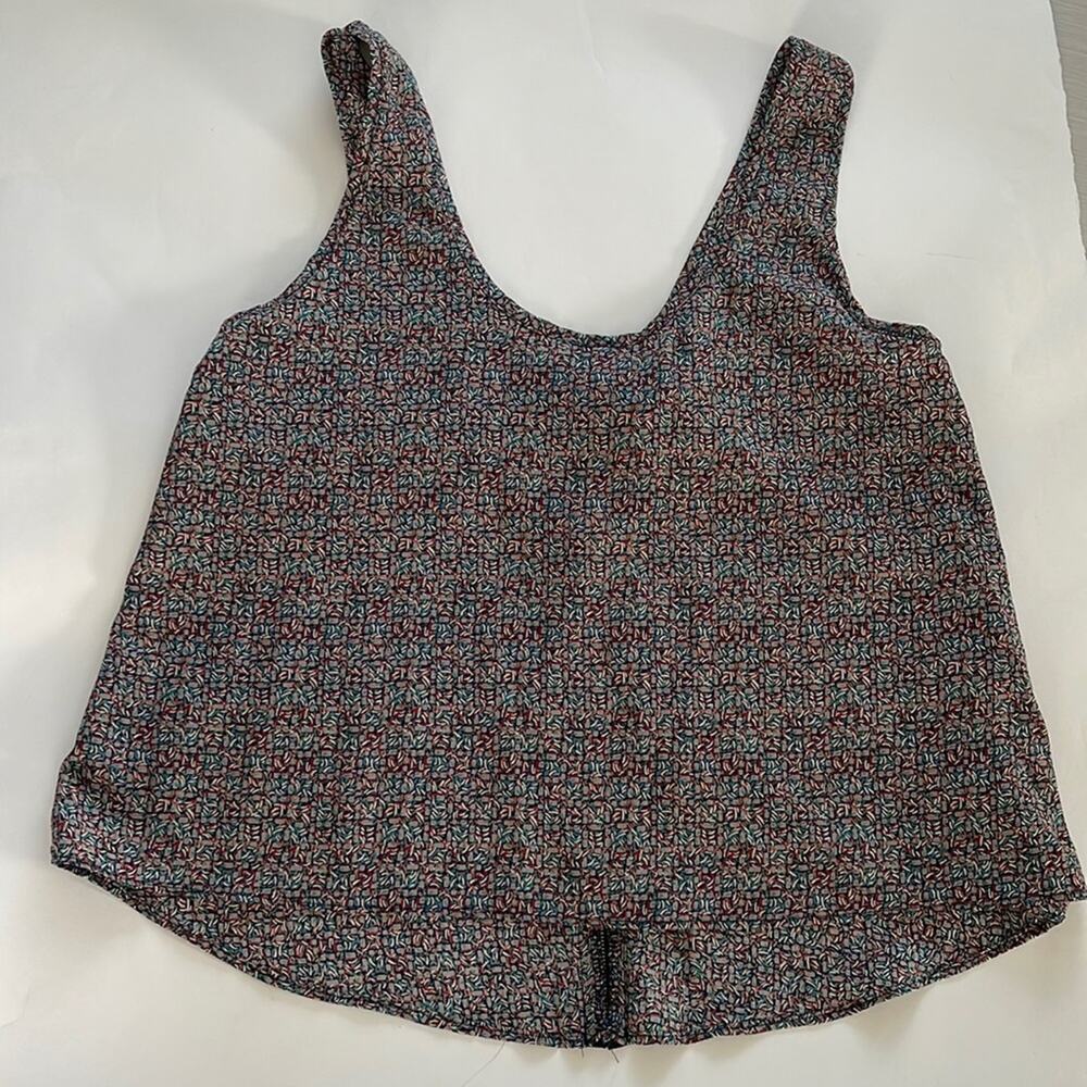 Final Touch NWOT sleeveless printed Top with exposed back zipper.